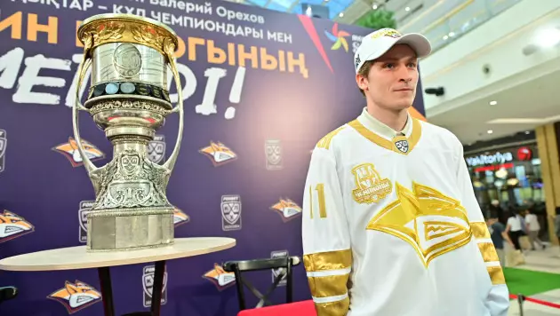 Чемпионы КХЛ Никита Михайлис и Валерий Орехов привезли Кубок Гагарина в Астану
