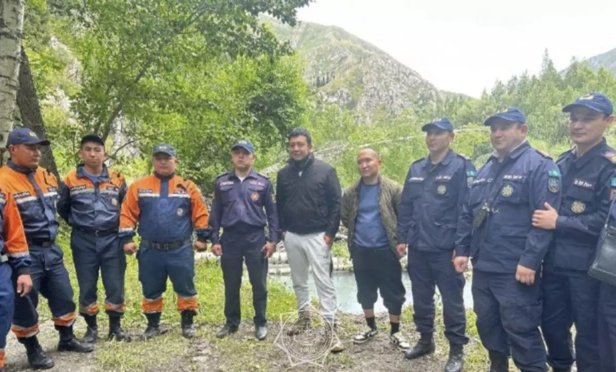 Спасатели помогли туристам, застрявшим посреди реки в Жетысуской области