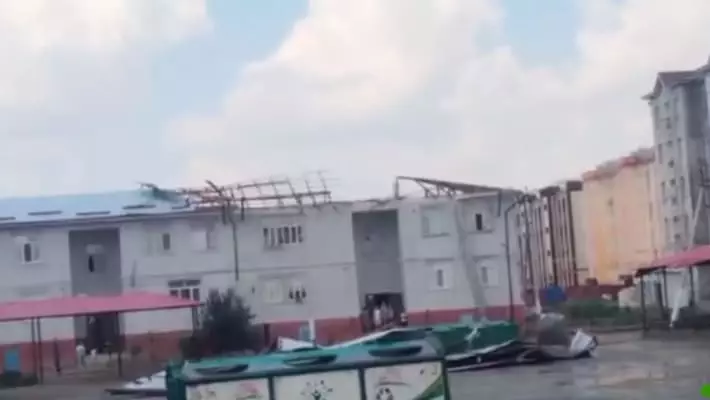В Каракалпакстане сильный ветер сорвал крыши домов