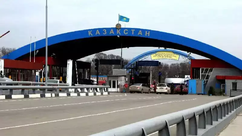 На границе Казахстана и России образовался затор из грузовиков