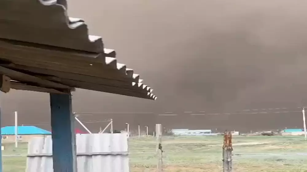 Непогода в Казахстане: песчаная буря в ЗКО и тропический ливень в Алматы