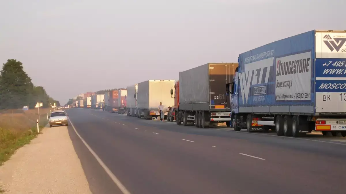 Около 200 грузовых авто скопилось на казахстанско-российской границе