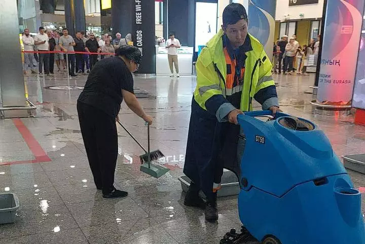 Сильный ливень в Астане спровоцировал потоп в столичном аэропорту