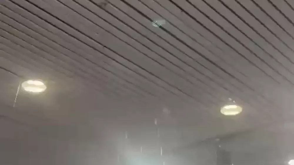 Протечка в Международном аэропорту Астаны: вода льется с потолка