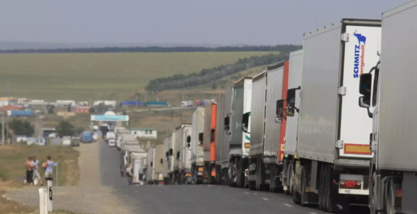Около 200 грузовиков стоят на границе Казахстана и России