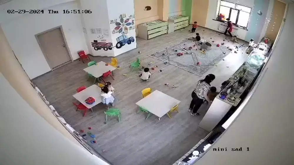Кровать рухнула на малышей: несчастный случай в детском центре попал на видео