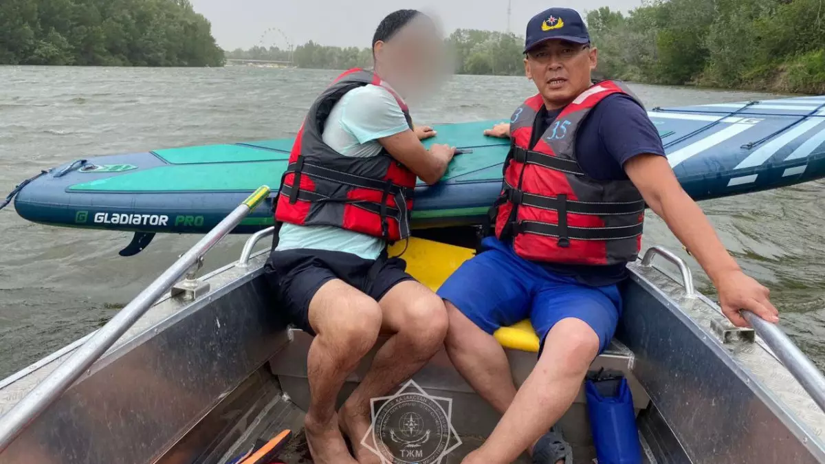 Четырех жителей ЗКО унесло ветром на реке Чаган