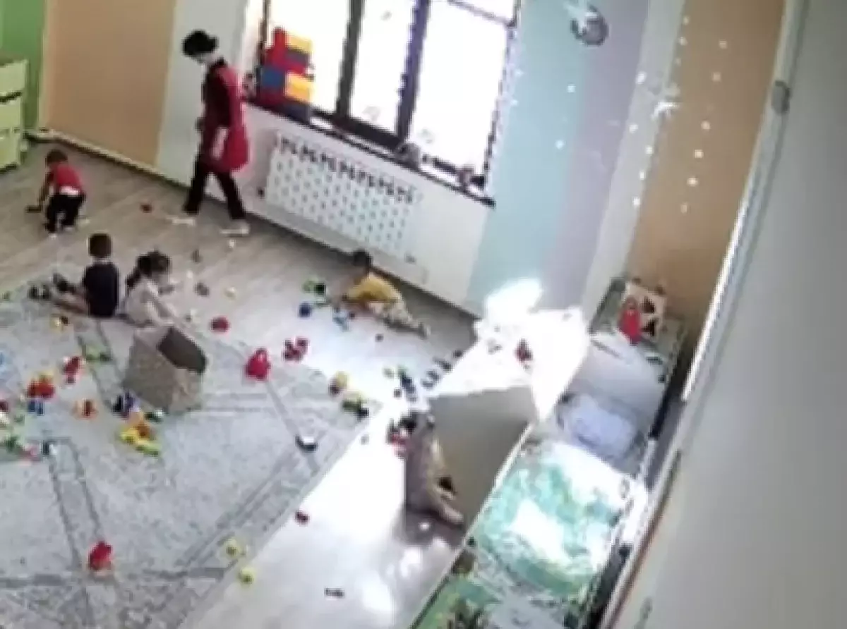 В детском центре Павлодара малыши уронили на себя кровать