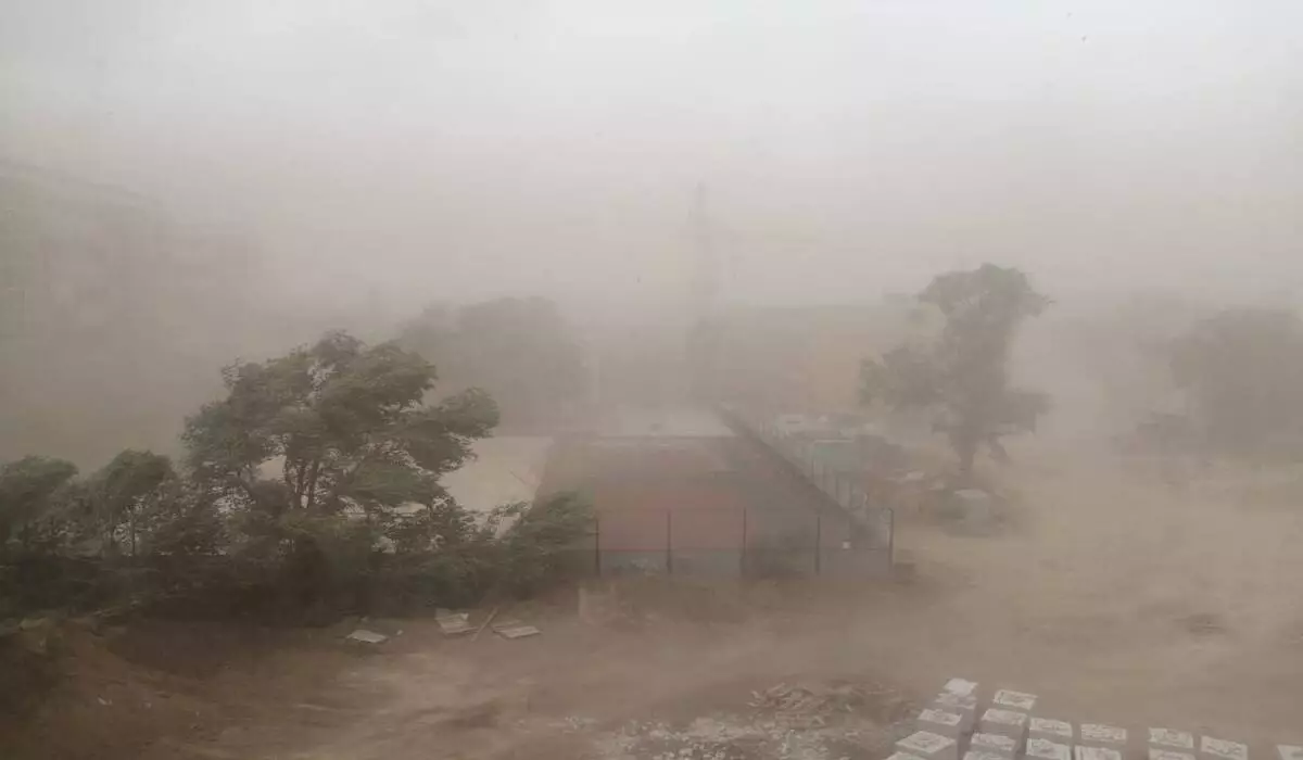 Пылевая буря и гром оставили жителей ЗКО без электричества и воды (ВИДЕО)