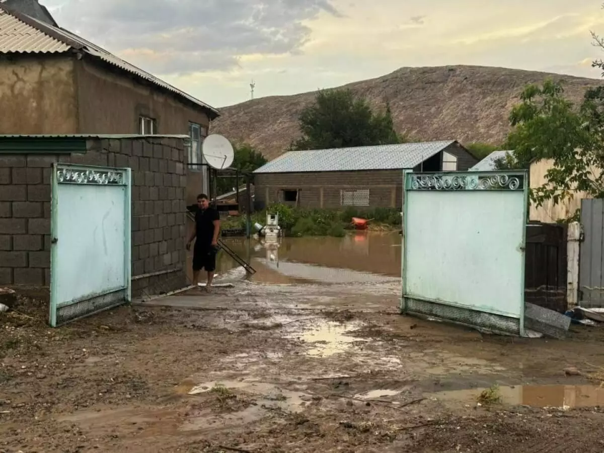 В Жанатасе грязовой поток затопил более 200 дворов