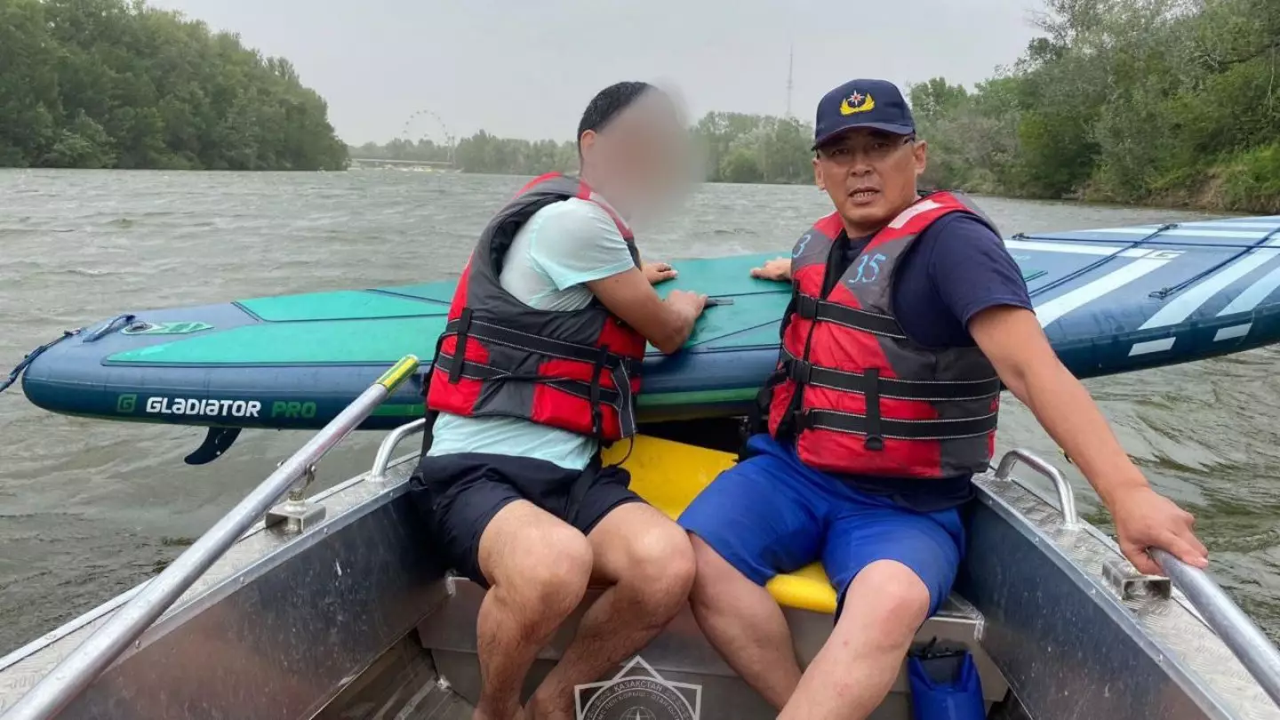 Четыре человека унесло ветром на реке в ЗКО