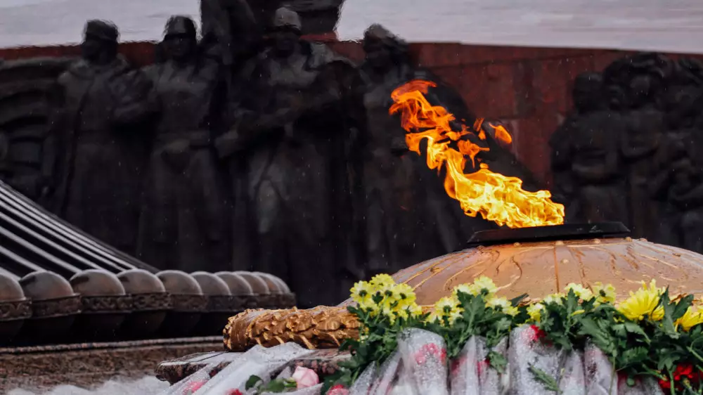 Вечный огонь в Алматы перевели на природный газ