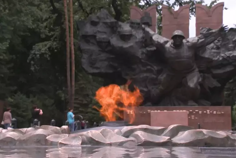 Вечный огонь в Алматы перевели на природный газ