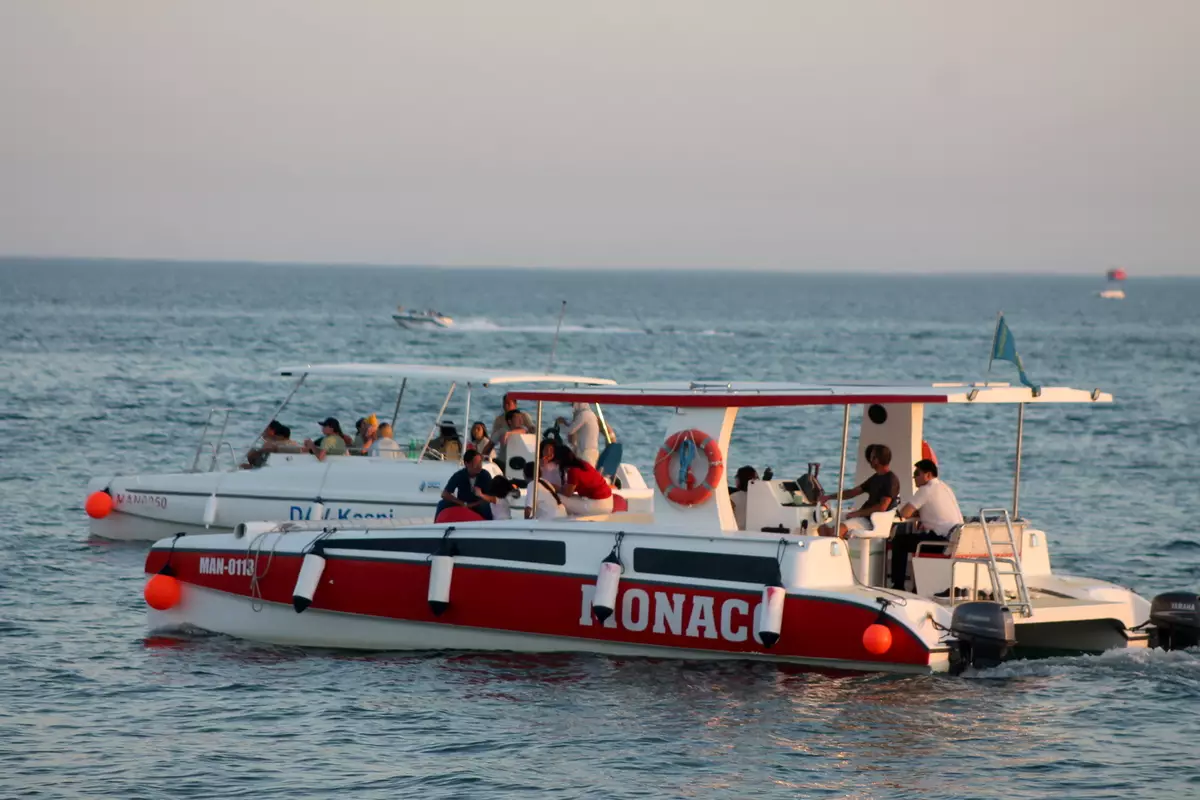 «Безопасность? Не, не слышали»: в Актау отдыхающих катают по морю без спасательных жилетов