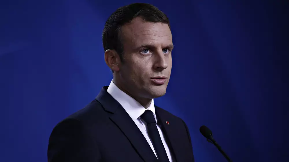 Президент Франции отклонил прошение премьера об отставке
