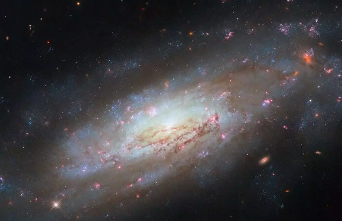 Телескоп Hubble показал водоворот материи и энергии в галактике