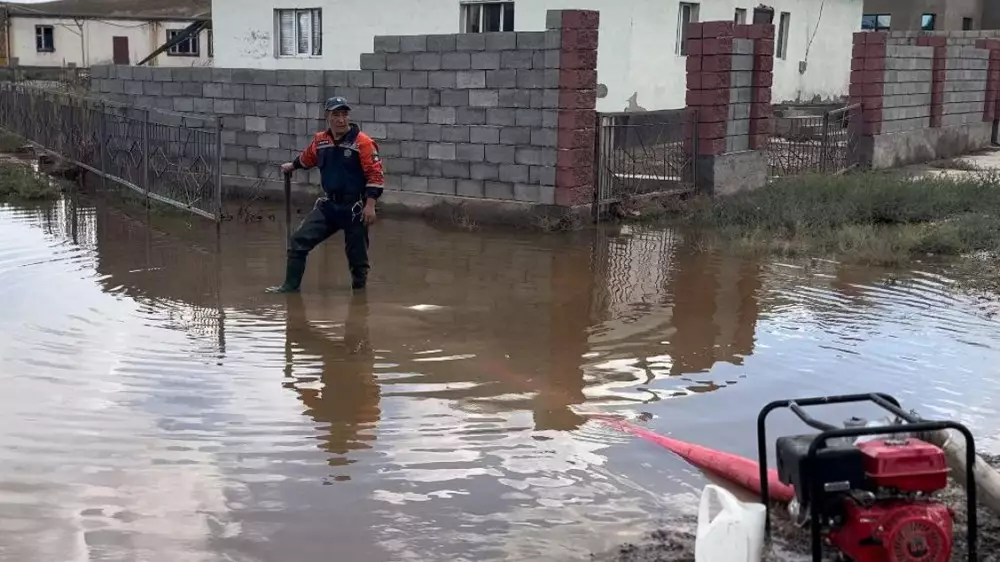 В Жанатасе затопило десятки домов и сотни дворов: что сейчас происходит в городе