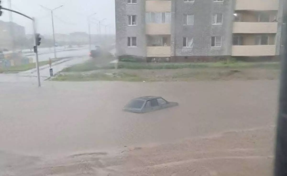 ДТП и повалены деревья: стихия нанесла огромный урон Семею (ВИДЕО)