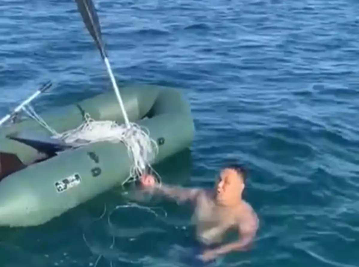 Мужчину на лодке унесло в море у побережья Актау