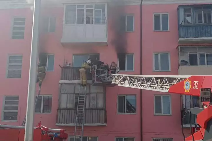 Шесть человек эвакуировали из горящей многоэтажки в Кокшетау