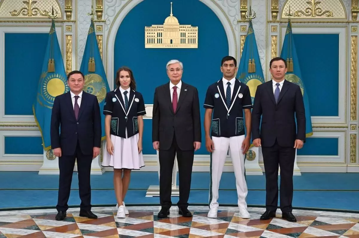 Токаев передал флаг олимпийской сборной Казахстана