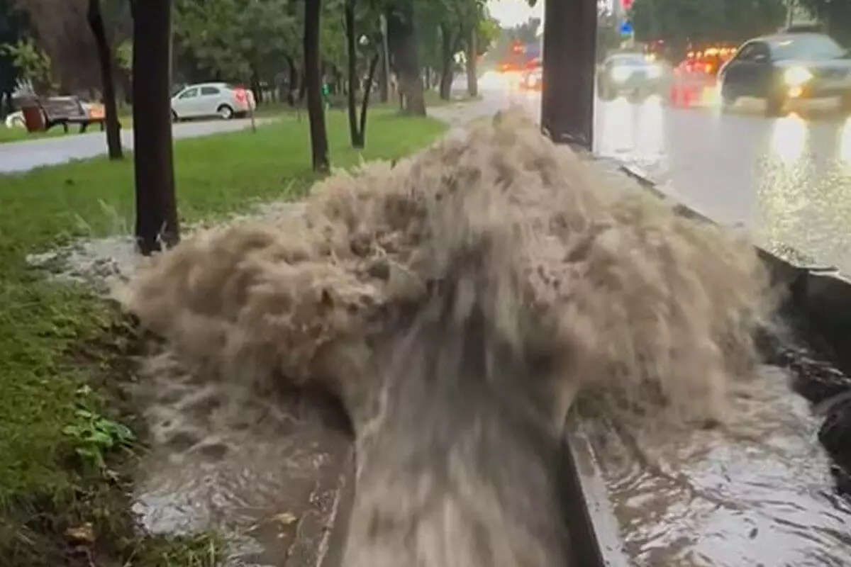 Алматы теперь тоже Венеция: дожди затопили городские улицы (ВИДЕО)