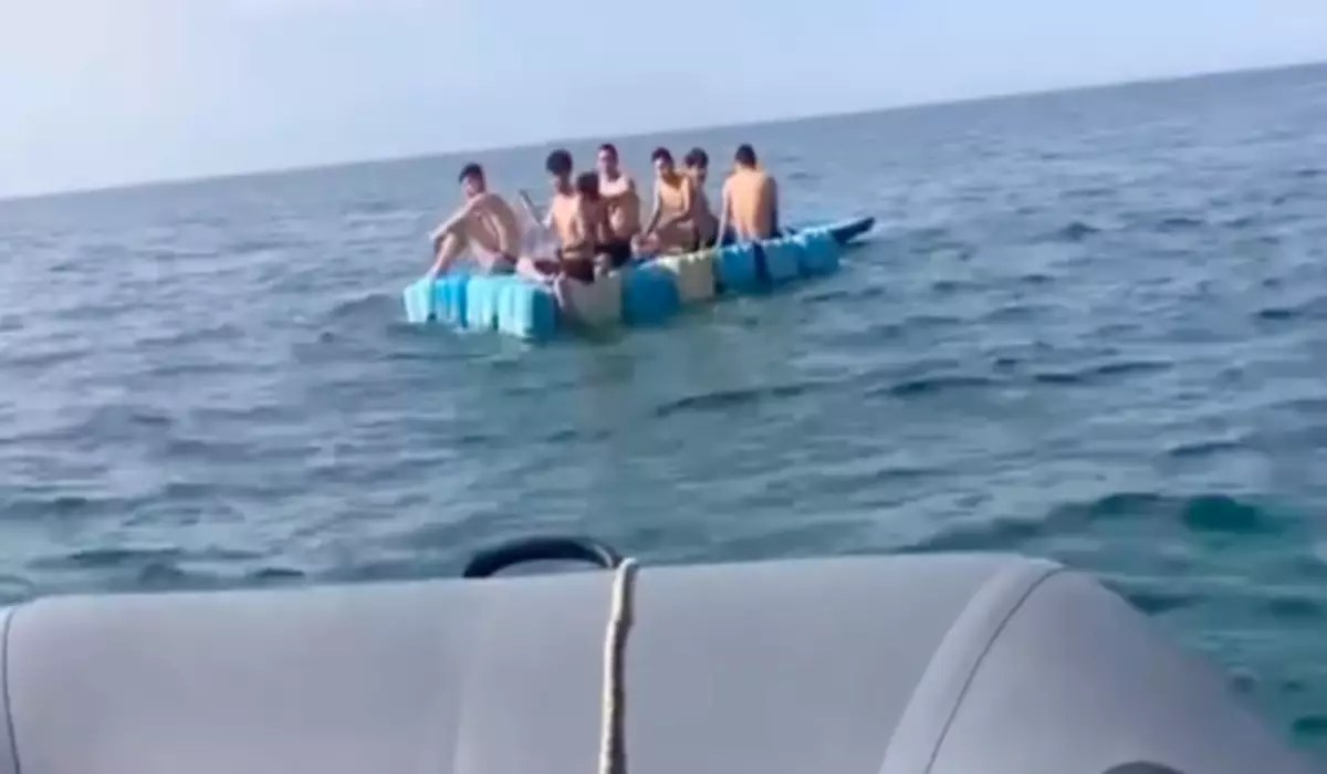 Шесть человек застряли на самодельном плавсредстве в Каспийском море (ВИДЕО)