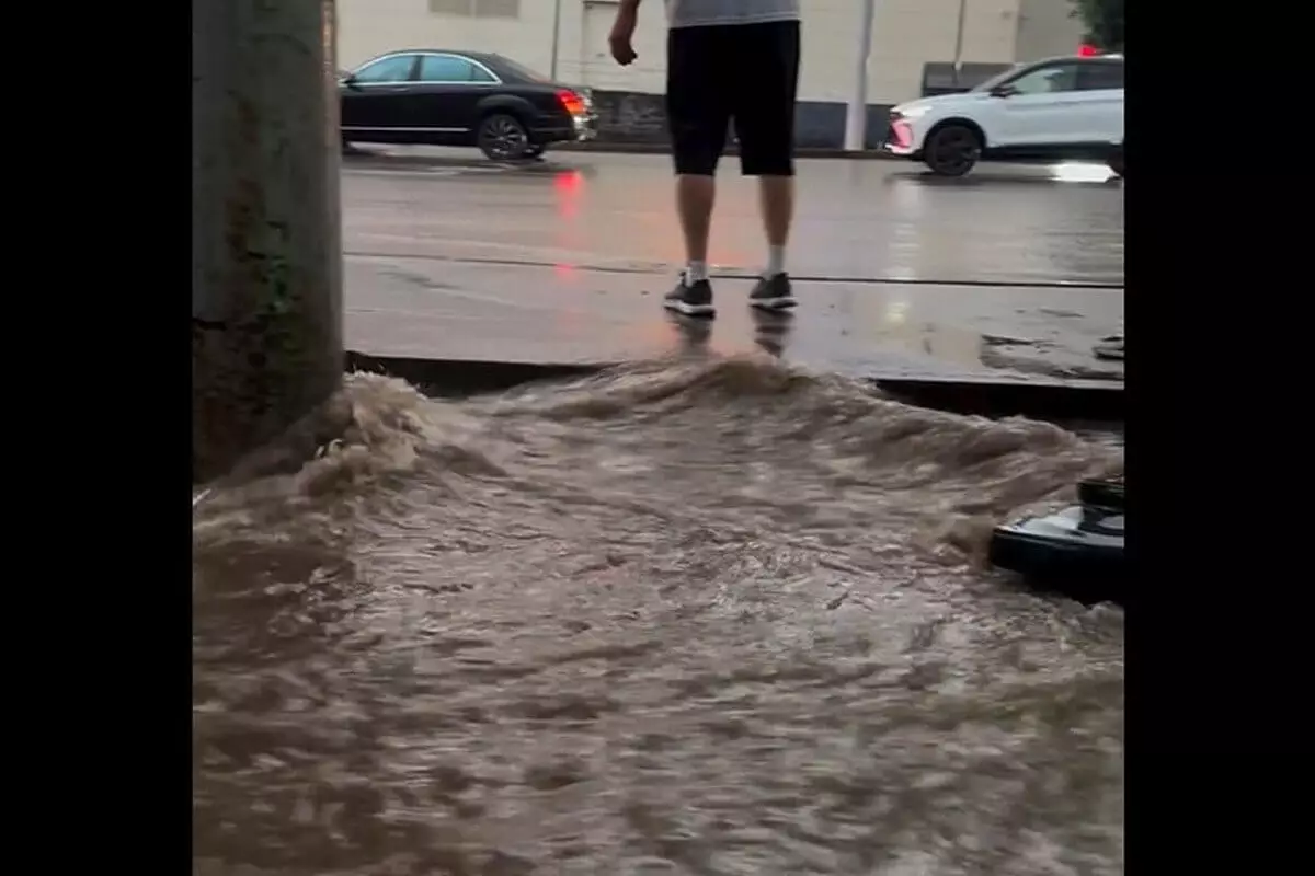 Коммунальные службы откачивают воду с затопленных дождями улиц Алматы