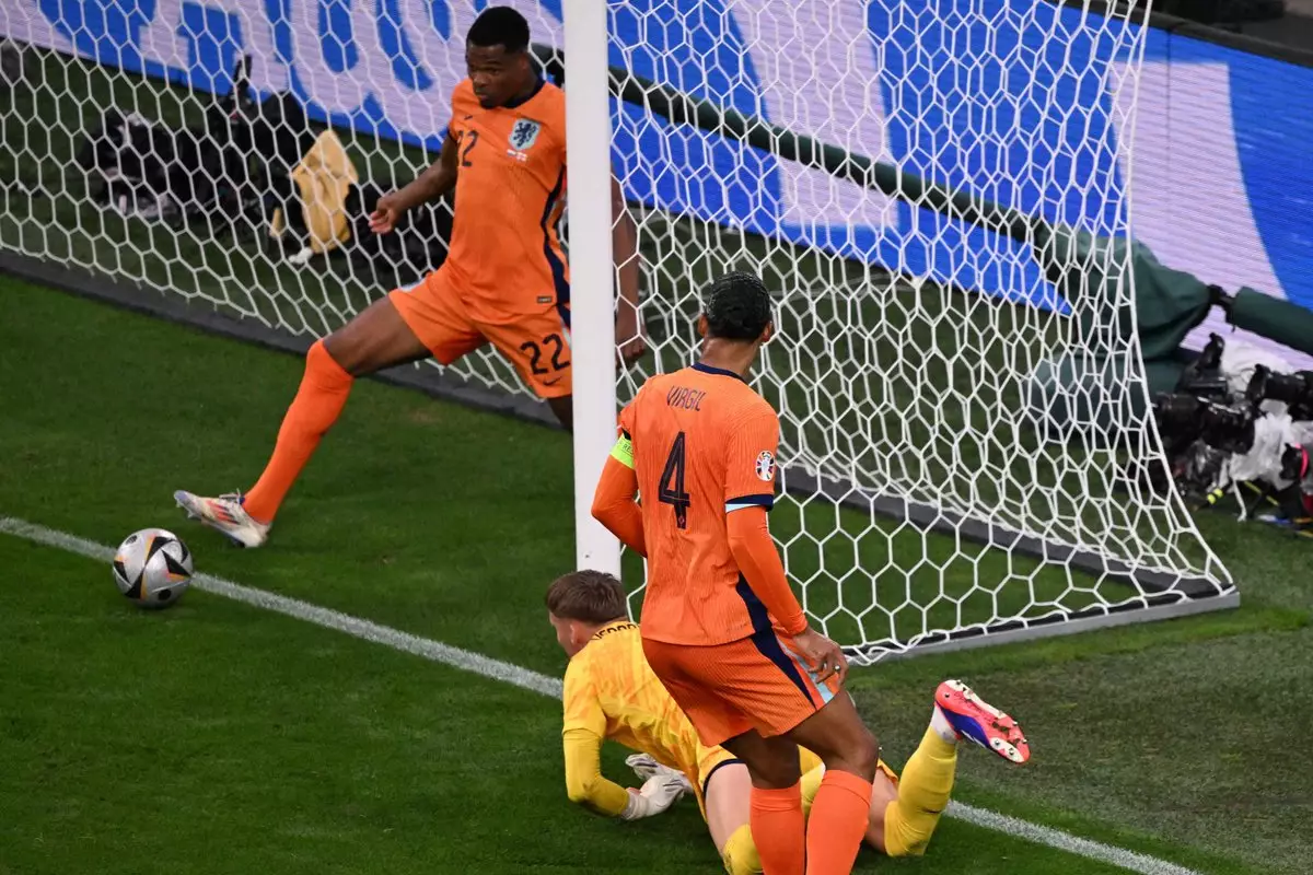 Нидерланды — Англия: Дюмфрис остановил мяч на линии ворот после удара Фодена