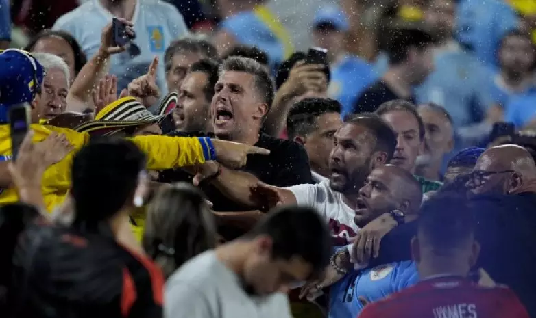 Игроки сборной Уругвая подрались с болельщиками соперников на Кубке Америки. Видео