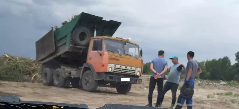 Семейчанина оштрафовали за выброс мусора в неположенном месте