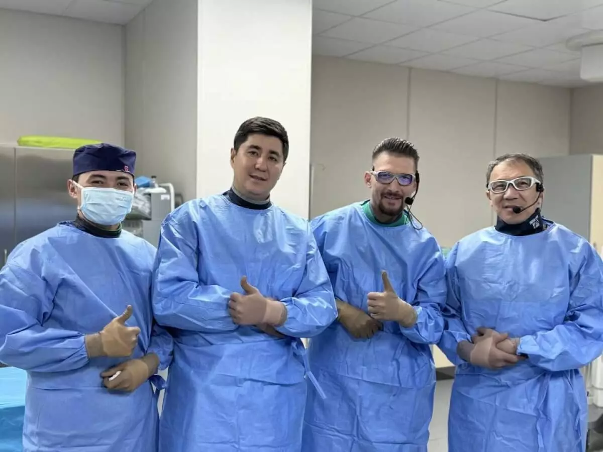 Казахстанские врачи провели операцию в прямом эфире