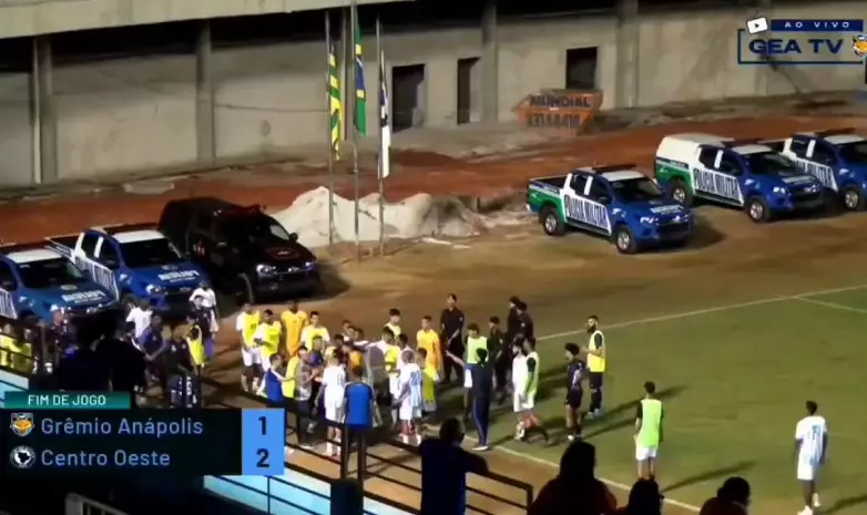 Полицейский выстрелил в ногу игроку прямо на поле матча в Бразилии. Видео