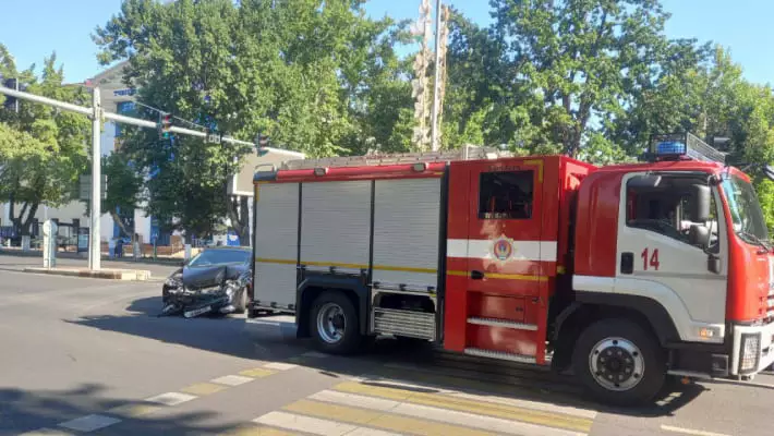 В Ташкенте столкнулись пожарная машина и легковушка