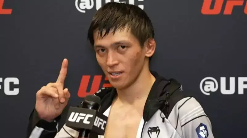 Казахстанец лишился важного боя в UFC