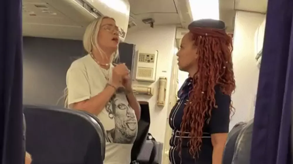 Беременная возмутила пассажиров самолета своей просьбой