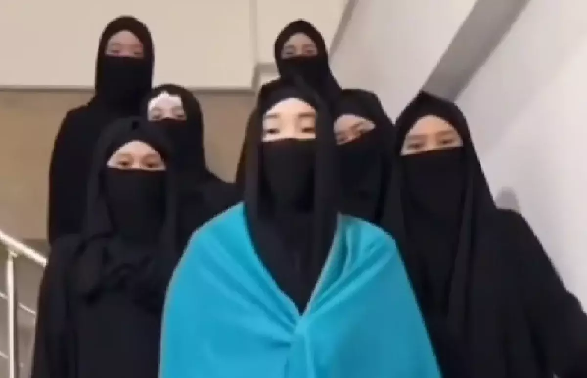 Девушки в хиджабах с флагом Казахстана собрались на рассвете в Афганистан – видео