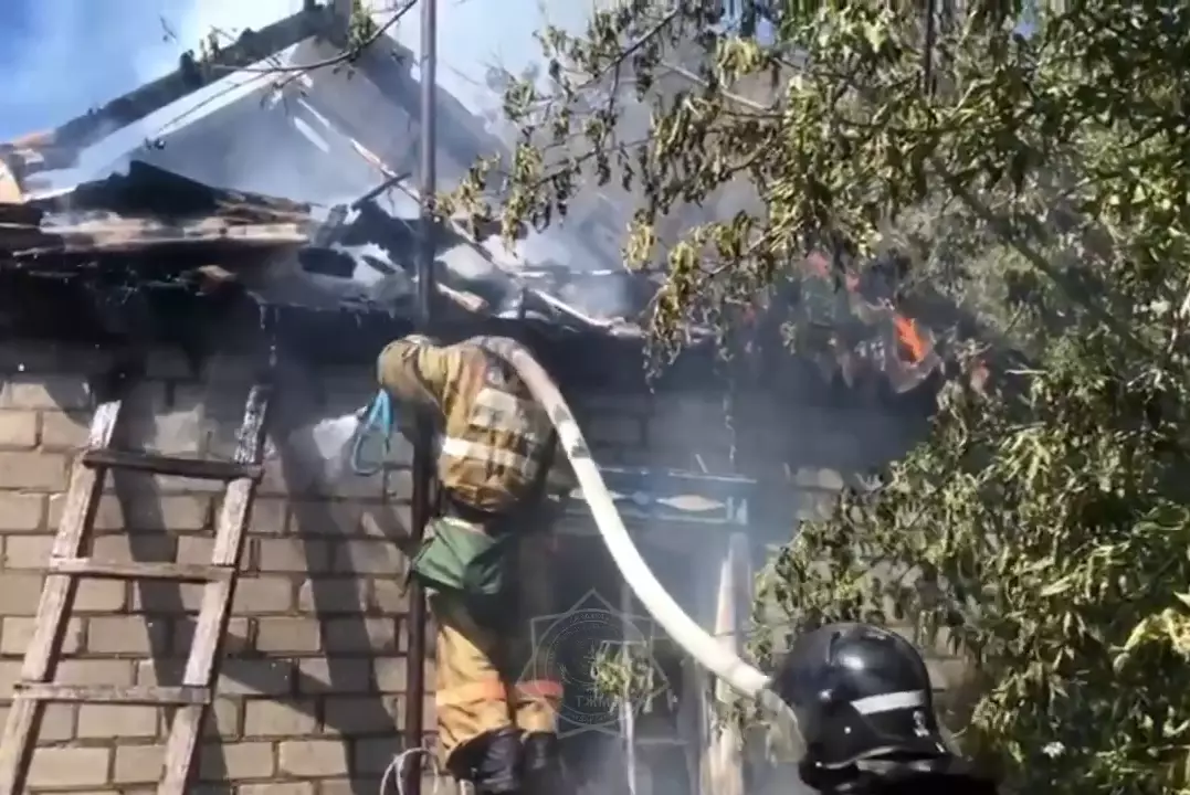 Двоих детей вытащили из окна горящего дома в ВКО