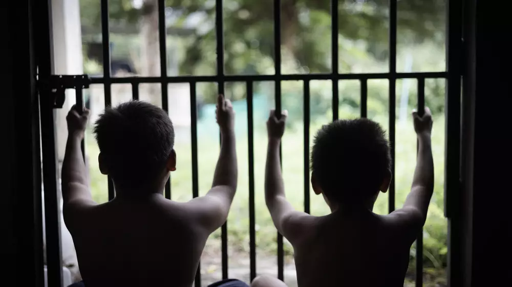 Детей 5 лет держали в рабстве: суд вынес приговор опекуну