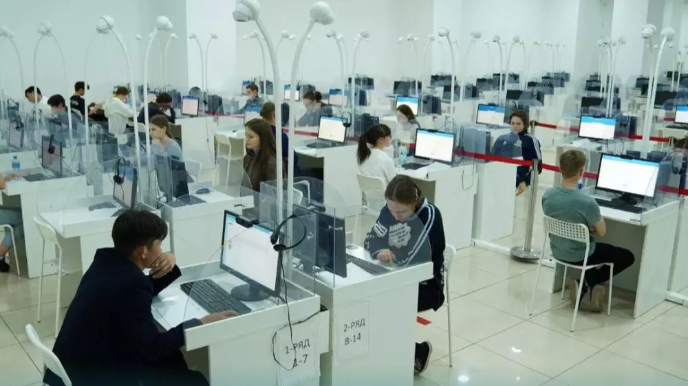 Сколько выпускников набрали проходной балл на ЕНТ в Казахстане