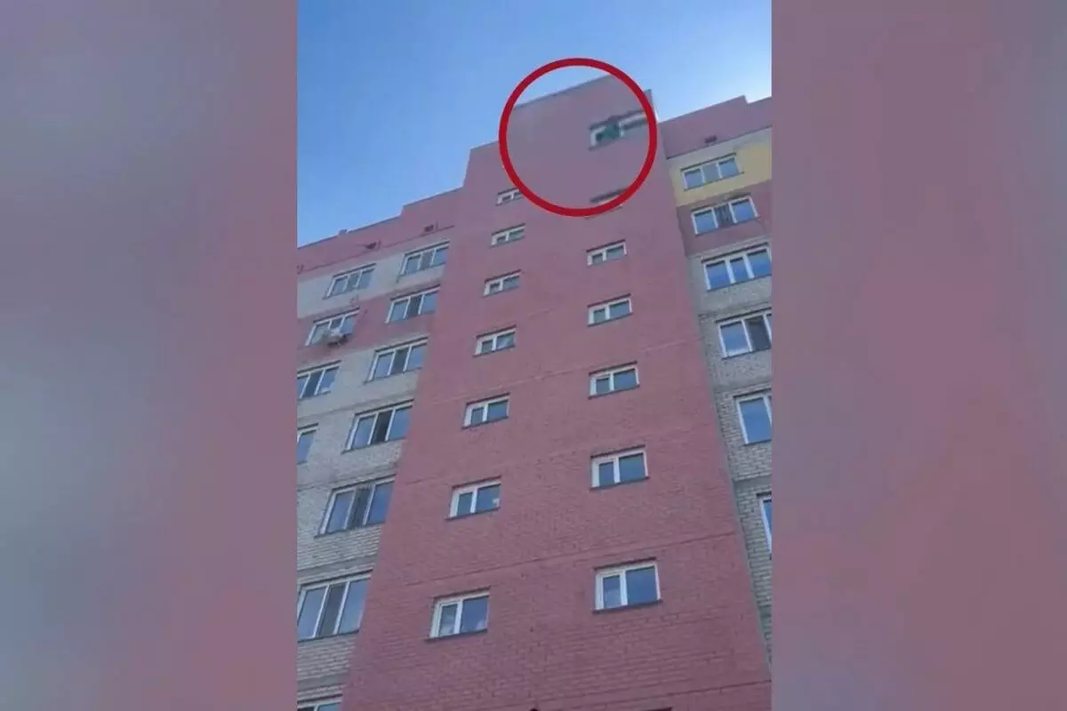 Молодую маму спасли от прыжка из окна 9 этажа полицейские в Павлодаре (ВИДЕО)