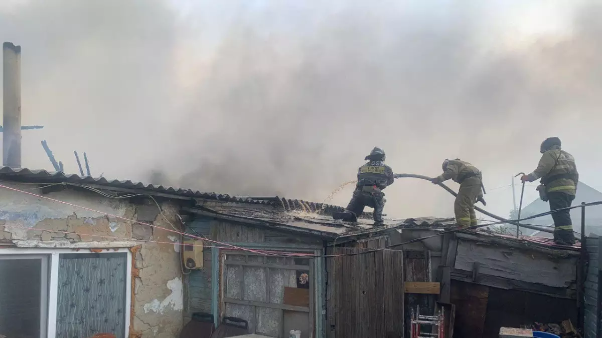 Пламя охватило крышу трех квартир в Костанае