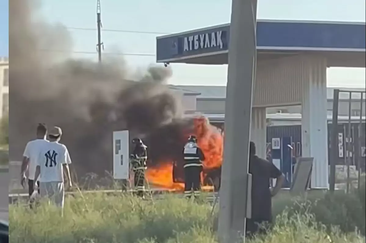 Водитель получил ожоги: в Актау на заправке сгорел автомобиль