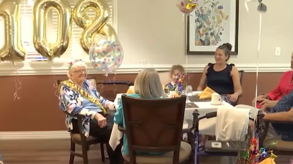 "Флиртую с усатыми мужчинами": 108-летняя пенсионерка рассказала о секретах долголетия