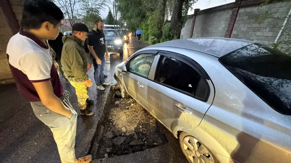 Инцидент на улице Редько в Алматы несколько машин угодили в яму