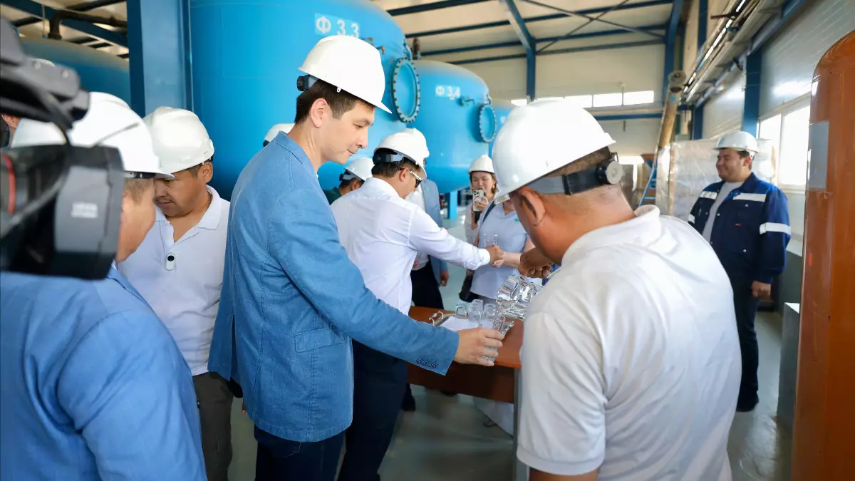 Депутаты и журналисты Мангистау проверили состояние предприятий по производству питьевой воды
