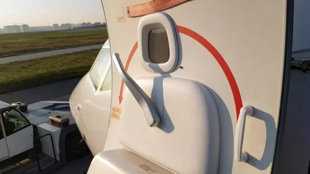 Женщина случайно открыла аварийный выход в самолете в поисках туалета