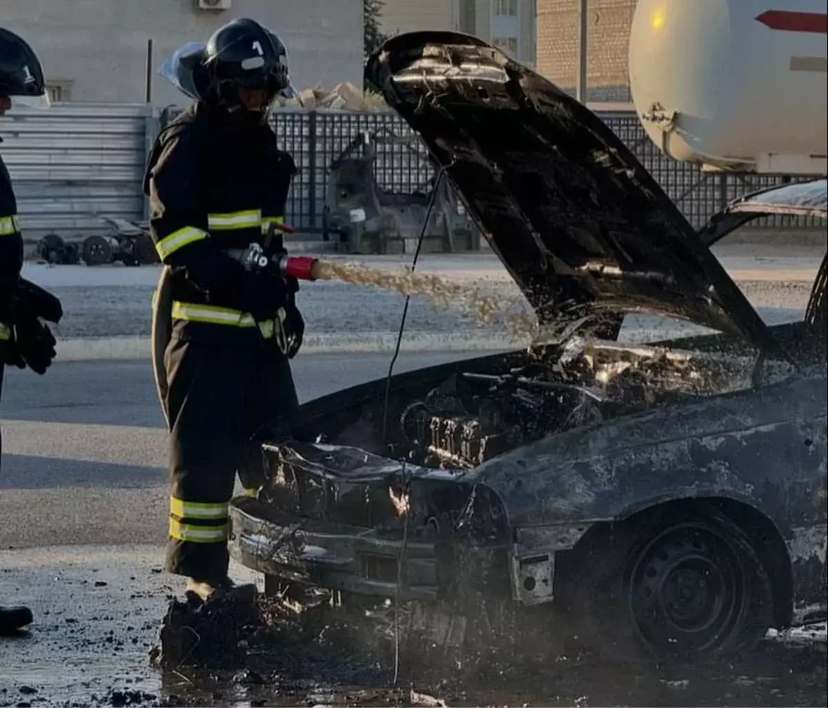 Автомобиль пылал на заправке в Актау, есть пострадавшие