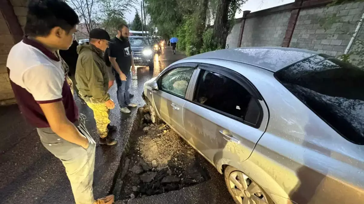 Алматинец получил сотрясение мозга, провалившись в яму на дороге