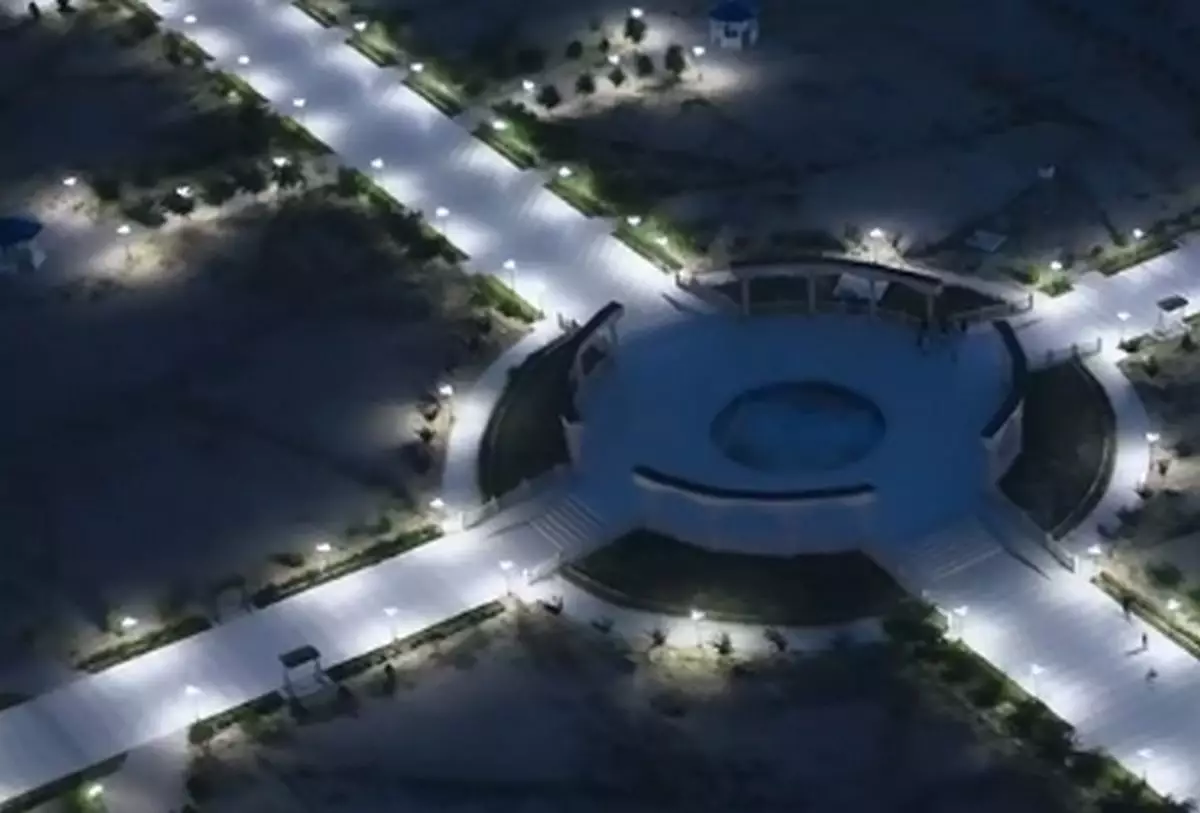 «Степь, брусчатка, фонари»: жители Актау раскритиковали новый парк